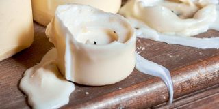 Άσπρο κερί που έχει λιώσει πάνω σε ξύλο - Πως βγαίνουν οι λεκέδες από κερί από τα ρούχα | Howto DIY Lekedes