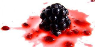 Λεκές από κόκκινο σταφύλι | Πως βγαίνουν οι λεκέδες στα ρούχα από κόκκινα φρούτα (κεράσια, φράουλες, βατόμουρα, καρπούζι)