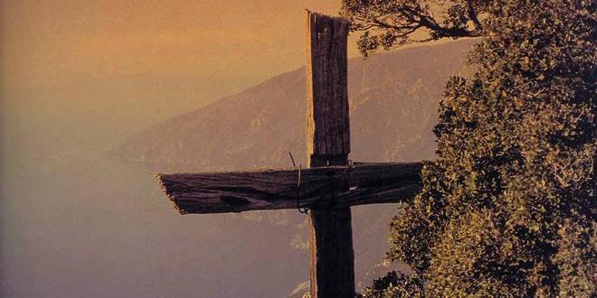 Ξύλινος σταυρός σε βουνό με θέα την θάλασσα σε ημέρες νηστείας Πάσχα ή Σαρακοστή