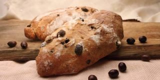 Ψημένο παραδοσιακό ελαιόψωμο κατάλληλο για την διατροφή μας σε ημέρες Νηστείας και την ενίσχυση του οργανισμού