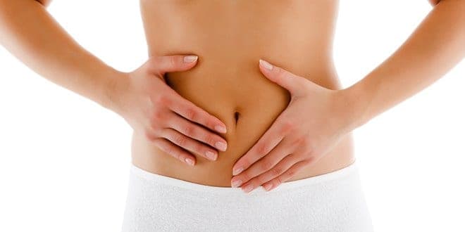 Γυναίκα με πόνο στο στομάχι & στρες. Πώς τα αντιμετωπίζει με υγρά, άσκηση, όχι ερεθιστικές τροφές, θετική σκέψη, συνήθειες