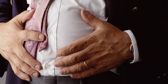 Άντρας με βαρυστομαχιά και στομάχι γεμάτο μετά τις Πασχαλινές διακοπές και το πολύ φαί