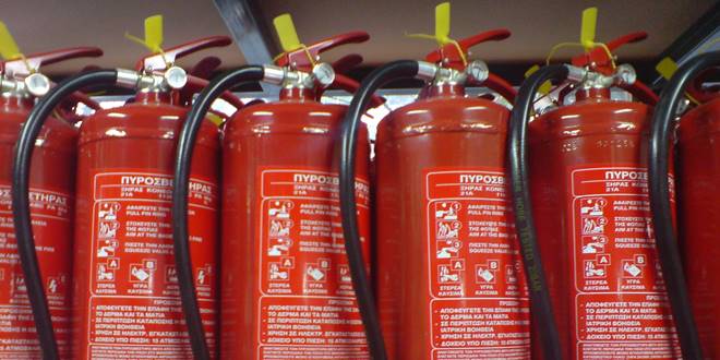 Κόκκινοι πυροσβεστήρες για κατάσβεση φωτιάς | Φυλλάδιο σωστής χρήσης ενός πυροσβεστήρα από το Πυροσβεστικό Σώμα Ελλάδος