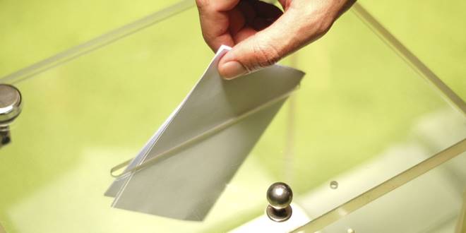 Ψηφοφόρος ρίχνει το ψηφοδέλτιο στην κάλπη | Βρες το εκλογικό τμήμα. Μάθε που ψηφίζεις στις Εθνικές, Δημοτικές Εκλογές & Ευρωεκλογές