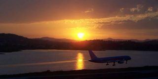 Αεροπλάνο σε πτήση - απογείωση το ηλιοβασίλεμα από αεροδρόμιο στην Ελλάδα ● Λίστα αεροδρομίων, κωδικοί ΙΑΤΑ