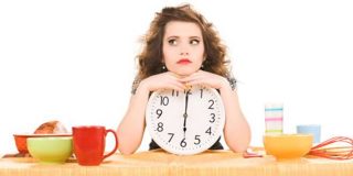 Γυναίκα με ρολόϊ στις 6 ώρα και ένα γεύμα την ημέρα