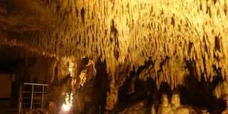 Το σπήλαιο του Δράκου, στο Βαθύ ή αλλιώς τη δρακοσπηλιά ένα από τα επισκέψιμα σπήλαια Ελλάδας - List of caves in Greece