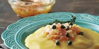 Φάβα Σαντορίνης σερβιρισμένη σε πιάτο, ξανθιά, διάσημη και νοστιμότατη