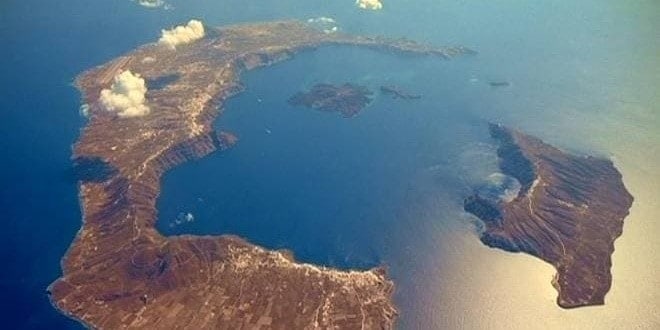 Ηφαίσταιο της Σαντορίνης παρανοραμική άποψη από αεροπλάνο - Ένα από τα Ηφαίστεια στην Ελλάδα