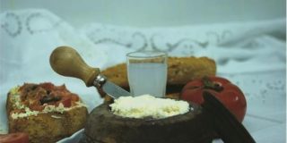 Κοπανιστή Μυκόνου με παξιμάδι και ντομάτα, το μαλακό πιπεράτο τυρί