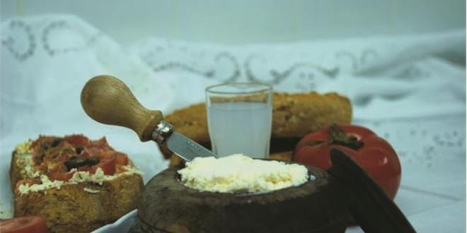 Κοπανιστή Μυκόνου με παξιμάδι και ντομάτα, το μαλακό πιπεράτο τυρί