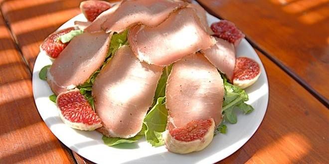 Λουκάνικα και Λούζα, οι εκλεκτοί μεζέδες της Μυκόνου