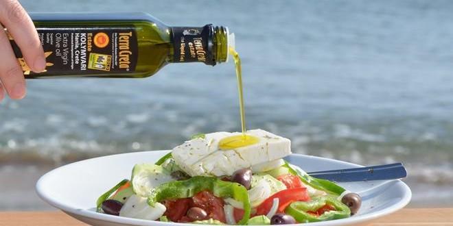 Χωριάτικη σαλάτα με φέτα, ντομάτα, κρεμμύδι, πιπεριά, ρίγανη σερβιρισμένη δίπλα στην θάλασσα - Greek salad