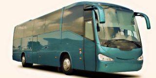 Υπεραστικό πράσινο λεωφορείο του ΚΤΕΛ εκτελεί υπεραστικό δρομολόγιο ● KTEL τηλέφωνα, πληροφορίες