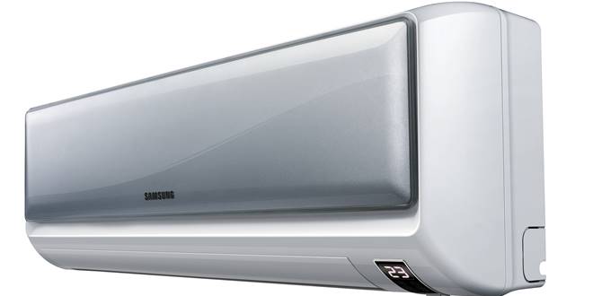 Μοντέρνο κλιματιστικό τοίχου μάρκας Samsung σε άσπρο - γκρι χρώμα ρυθμισμένο σε θερμοκρασία είκοσι τριών βαθμών Κελσίου