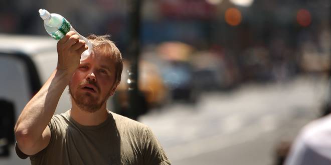 Άντρας σε καύσωνα υποφέρει από συμπτώματα θερμοπληξίας και ηλίασης