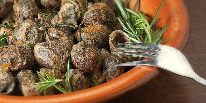 Χοχλιοί - Σαλιγκάρια Κρήτης (σερβιρισμένοι με αρισμαρί ή αλλιώς δεντρολίβανο). Μπουμπουριστοί και Λιανοί