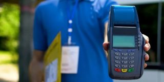 Εργαζόμενος courier παραδίδει φάκελο και εισπράττει μέσω POS την ανάλογη χρέωση - Χρεώσεις τηλεφωνίας, internet, αποστολές