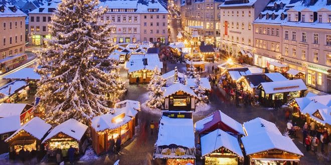 Χριστουγεννιάτικο παζάρι σε χιονισμένη πλατεία Ευρωπαϊκής πόλης - Χριστουγεννιάτικα παζάρια στον κόσμο (Christmas bazaar)