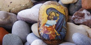 Ζωγραφισμένη εικόνα της Παναγιάς σε βότσαλο και η αργία του Δεκαπενταύγουστου - 15η Αυγούστου