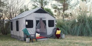 Σκηνή Camping με καρέκλες και φωτισμό 8+ ατόμων σύμφωνα με τις συμβουλές και τον απαραίτητο εξοπλισμό