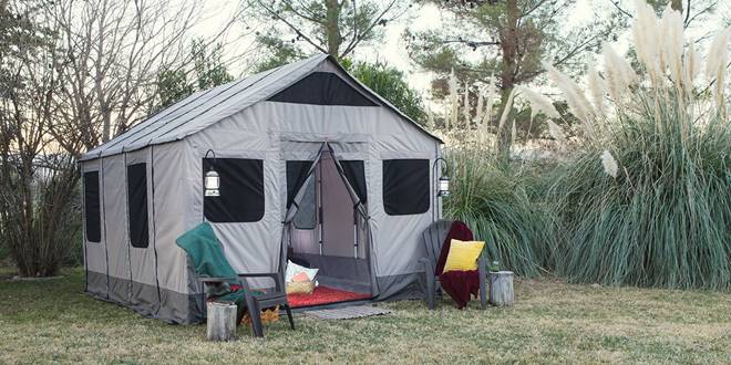 Σκηνή Camping με καρέκλες και φωτισμό 8+ ατόμων σύμφωνα με τις συμβουλές και τον απαραίτητο εξοπλισμό