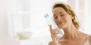 Γυναίκα σε καύσωνα το καλοκαίρι και τα τρία προβλήματα που μπορεί να της συμβούν