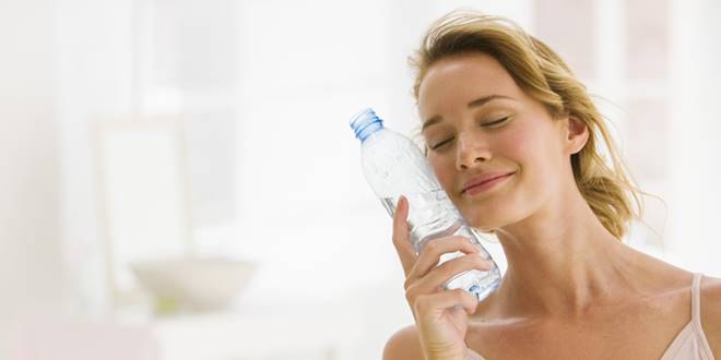 Γυναίκα σε καύσωνα το καλοκαίρι και τα τρία προβλήματα που μπορεί να της συμβούν