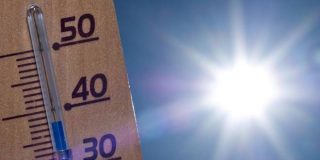 Θερμόμετρο δείχνει 39 βαθμούς Κελσίου και μας θυμίζει τις οδηγίες για την αντιμετώπιση της θερμοπληξίας το καλοκαίρι