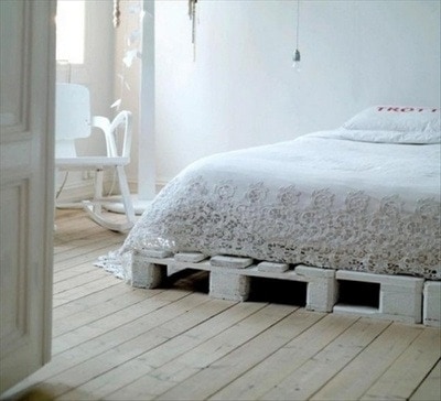 Κρεβάτι άσπρο από ξύλινες παλέτες - Νο 7