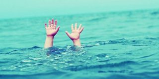 Παιδί κινδυνεύει από πνιγμό σε ήρεμη θάλασσα - Πρώτες βοήθειες σε περίπτωση πνιγμού σε νερό