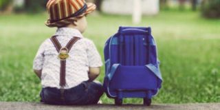 Νήπιο με μπλε τσάντα στην πρώτη του μέρα στον παιδικό ή στο νηπιαγωγείο - Τι προτείνουν οι ειδικοί;