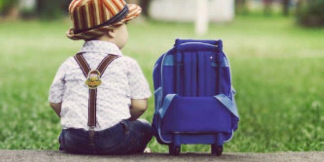 Νήπιο με μπλε τσάντα στην πρώτη του μέρα στον παιδικό ή στο νηπιαγωγείο - Τι προτείνουν οι ειδικοί;