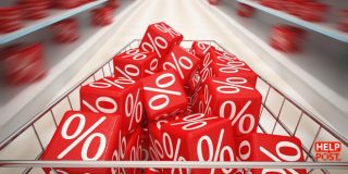 Τροχήλατο καρότσι Σούπερ Μάρκετ γεμάτο με προσφορές - εκπτώσεις, ανάμεσα σε ράφια στο διάδρομο ενός καταστήματος Super Market