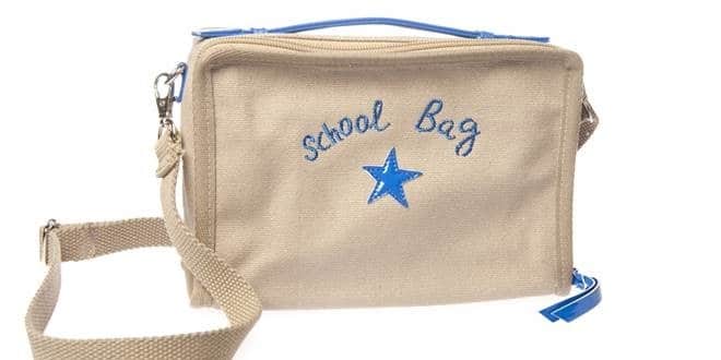 Πάνινη σχολική τσάντα που αναγράφει «School Bbg». Τι πρέπει να γνωρίζουμε για βάρος, μέγεθος, κόστος κ.ά της σχολικής τσάντας