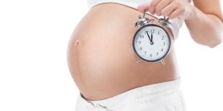 Γυναίκα έγκυος με ρολόι στο χέρι .. περιμένει την ώρα του τοκετού | Τοκετός, ενδείξεις, σημάδια & συμπτώματα