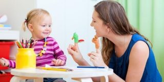 Babysitter ή νταντά φροντίζει χαρούμενο κοριτσάκι - Συμβουλές για να επιλέξετε και εσείς την κατάλληλη