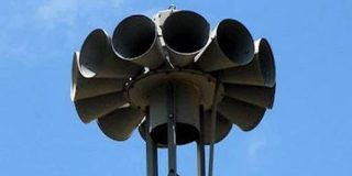 Σειρήνες στην ταράτσα κτιρίου κατά την δοκιμαστική ενεργοποίηση σειρήνων συναγερμού Πολιτικής Άμυνας