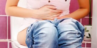 Άντρας που υποφέρει από δυσκοιλιότητα προσπαθεί να την αντιμετωπίσει με φυτικές ίνες στην διατροφή, πολύ νερό, άσκηση κλπ