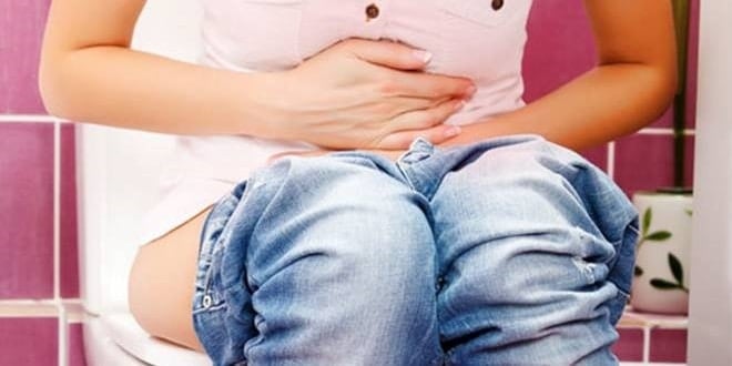 Άντρας που υποφέρει από δυσκοιλιότητα προσπαθεί να την αντιμετωπίσει με φυτικές ίνες στην διατροφή, πολύ νερό, άσκηση κλπ