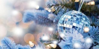 Disco μπάλα, στολίδι πάνω σε Χριστουγεννιάτικο δέντρο - Συμβουλές τι να προσέξετε τις ημέρες των γιορτών των Χριστουγέννων