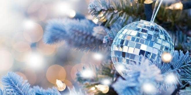 Disco μπάλα, στολίδι πάνω σε Χριστουγεννιάτικο δέντρο - Συμβουλές τι να προσέξετε τις ημέρες των γιορτών των Χριστουγέννων