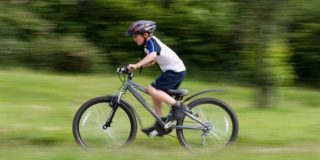 Παιδί κάνει βόλτα με το παιδικό ποδήλατο του | Συμβουλές αγοράς, εκμάθηση, υπολογισμός μεγέθους