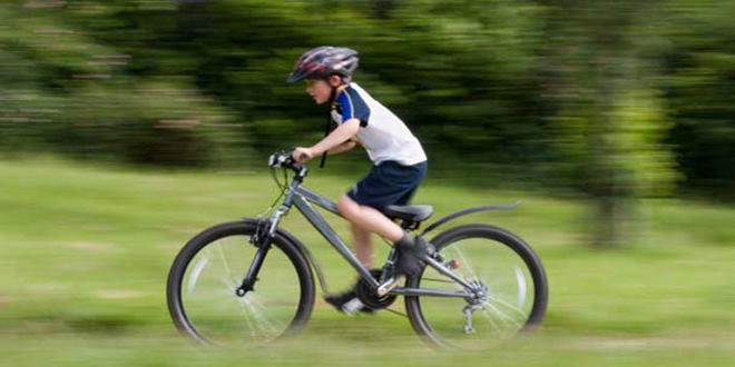 Παιδί κάνει βόλτα με το παιδικό ποδήλατο του | Συμβουλές αγοράς, εκμάθηση, υπολογισμός μεγέθους