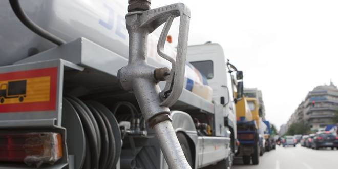 Αντλία - λάστιχο σε βυτίο μεταφοράς υγρών καυσίμων σε παράδοση κατ' οίκον πετρελαίου θέρμανσης το χειμώνα