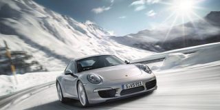 Οδήγηση sport αυτοκινήτου σε χιονισμένο δρόμο μετά από προετοιμασία και σέρβις του αυτοκινήτου για τον χειμώνα