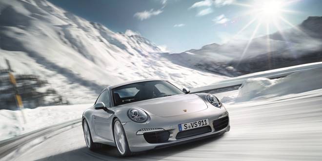 Οδήγηση sport αυτοκινήτου σε χιονισμένο δρόμο μετά από προετοιμασία και σέρβις του αυτοκινήτου για τον χειμώνα