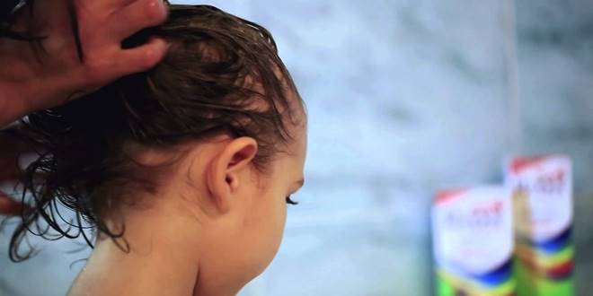 Κοριτσάκι γεμάτο ψείρες που ακολουθεί θεραπεία - πρόληψη και τις συμβουλές αντιμετώπισης τους