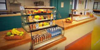 Κυλικείο σχολείου με φρούτα, χυμούς, εμφιαλωμένο νερό, σάντουιτς - τοστ. Οι ανώτατες προκαθορισμένες τιμές πώλησης