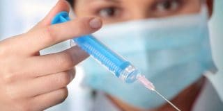 Ασθενής στο νοσοκομείο κάνει την ένεση για το Εμβόλιο της Γρίπης γιατί ανήκει σε αυτούς που πρέπει να εμβολιαστούν